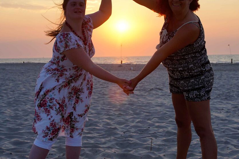 Spaß mit der Sonne am Strand: Stephanie Marten (l.) und ihre Mutter Barbara auf Norderney. 