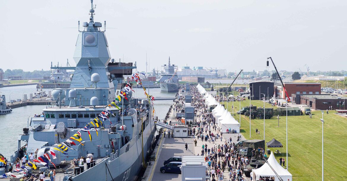 Die Fregatte Hessen liegt zur Besichtigung bereit im Marinestützpunkt Wilhelmshaven am Tag der Bundeswehr. 