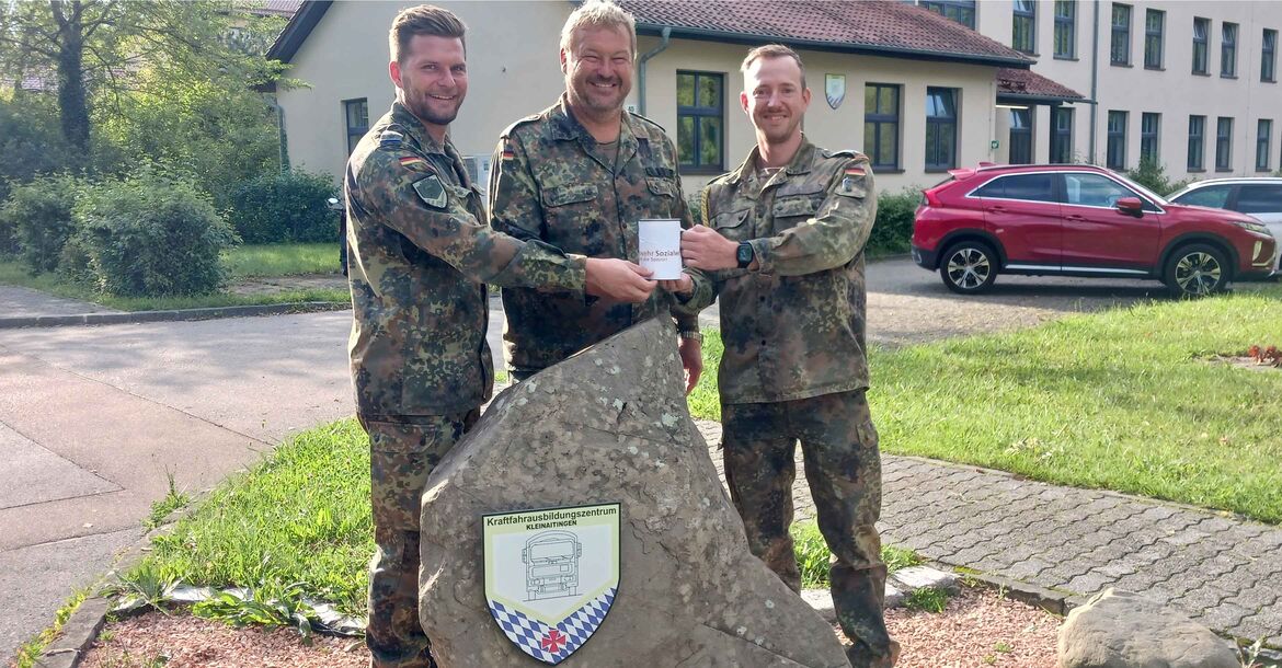Leutnant Benjamin Mortensen, Hauptmann Markus Siller und Hauptfeldwebel Walter (v.li.) freuen sich über die schöne Spendensumme. 