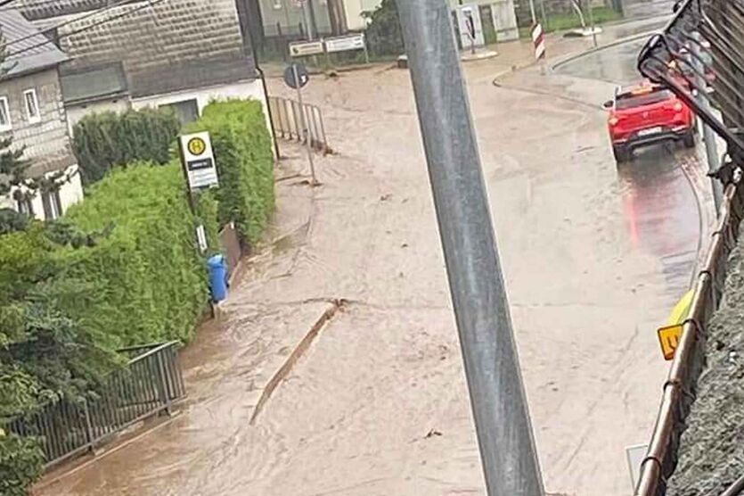 Ganze Straßen wurden in Chemnitz vom Starkregen überspült. 