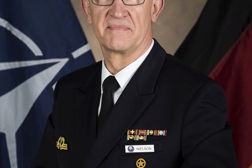 Admiral a.D. Manfred Nielson stellte seine Uniform für den guten Zweck zur Verfügung. 