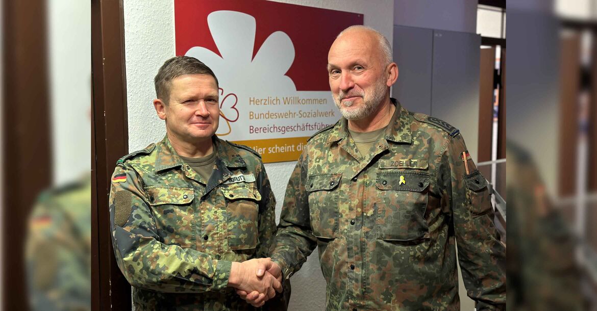 „Shakehands“: Oberstabsfeldwebel Christoph Zöhler (re.) wünscht seinem Nachfolger Oberstabsfeldwebel Mario Borutta viel Glück und Erfolg in der neuen Verwendung.