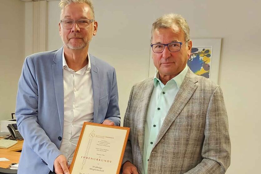 Erster Direktor BAPersBw Thomas Uhle (li.) wurde vom Bundesvorsitzenden des BwSW, Bernd Krämer, mit der Ehrenurkunde für 25-jährige Mitgliedschaft im BwSW ausgezeichnet.