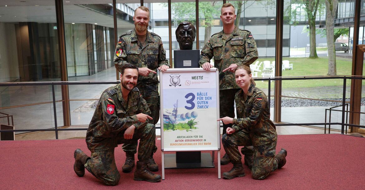 Kniend: Leutnant Noah Jüssen, Oberfähnrich Marie Knebel, stehend: Fähnrich Kai-Gerhard Jansen, Leutnant Joel Lübon 