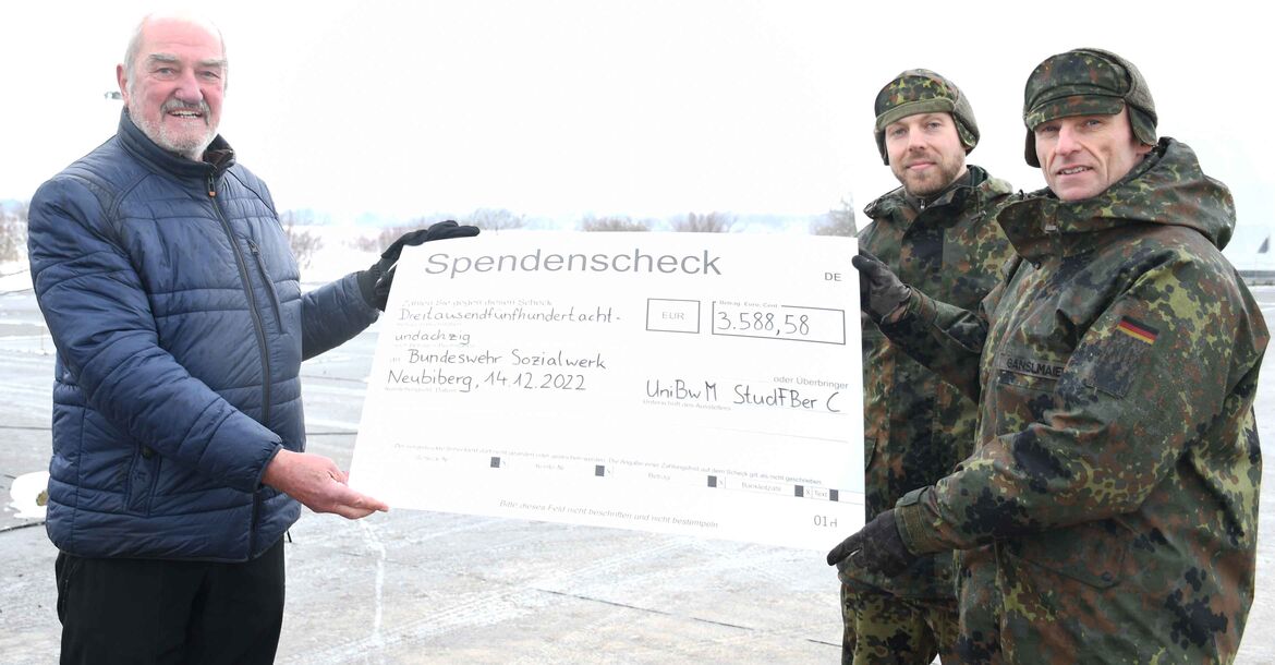 Oberstleutnant Josef Ganslmaier (re.) und Leutnant Norman Seedorf (m.) übergeben den symbolischen Spendenscheck an BwSW-Regionalstellenleiter Herbert Seubert. 