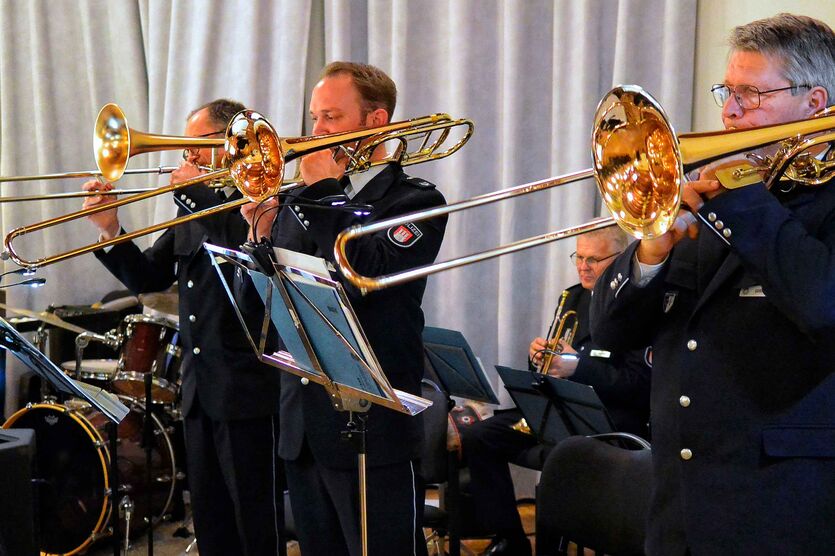 Einen unterhaltsamen und stimmungsvollen Solo-Swing lieferten die drei Posaunisten mit „Swingin Trombones“.