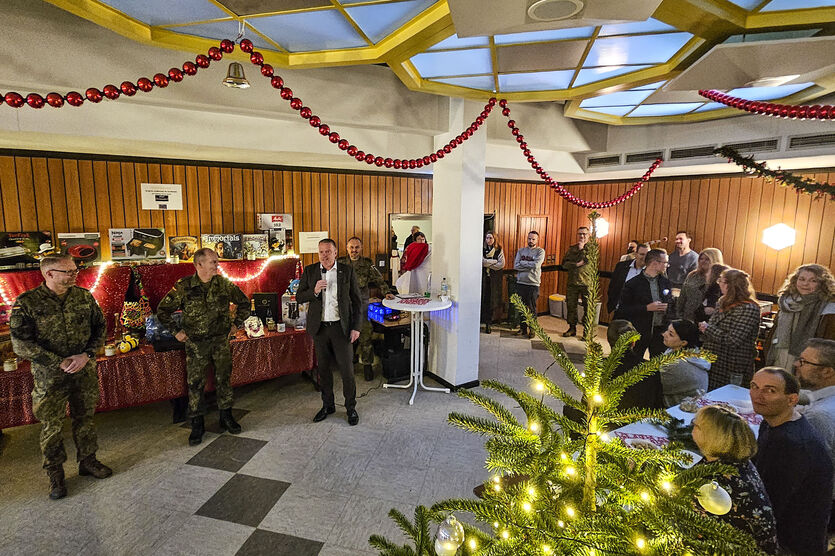 DirBAPersBw Dr. Eric Danners (re.) begrüßt die Gäste des Weihnachtsbasars.