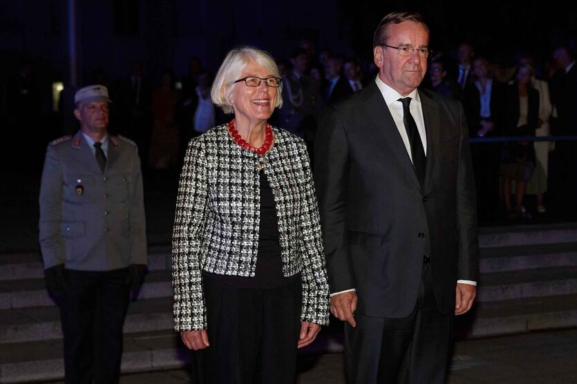 Bundesminister der Verteidigung, Boris Pistorius, verabschiedet am 06.09.2023 Staatssekretärin a. D. Dr. Margaretha Sudhof mit einer Serenade im BMVg in Berlin.