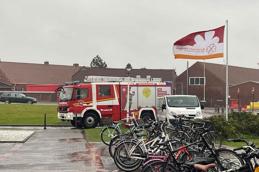Unfreiwilliger Besuch der Feuerwehr am Haus Norderoog