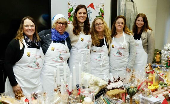 Das Team „Weihnachtsbäckerei“ vom Kompetenzzentrum des Travelmanagements freut sich auf die Gäste.