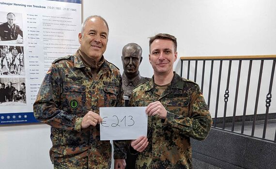 Oberst i.G. Kai Ohlemacher (li.) übergibt den symbolischen Spendenbetrag an den Regionalstellenleiter des BwSW im EinsFüKdoBw, Stabsbootsmann Felix Weber. | Foto: Bundeswehr