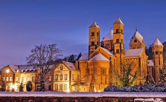 Die winterliche Atmosphäre der Abtei Maria Laach lädt zum Adventskonzert ein. | Foto: mh90photo - stock.adobe.com