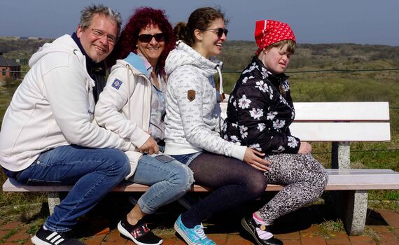 Trotz der Beeinträchtigung ihrer älteren Tochter sind die Martens eine glückliche Familie (v.l.): Vater Udo und Mutter Barbara mit ihren Kindern Jessica und Stephanie während eines Urlaubs auf der Nordseeinsel Baltrum. 