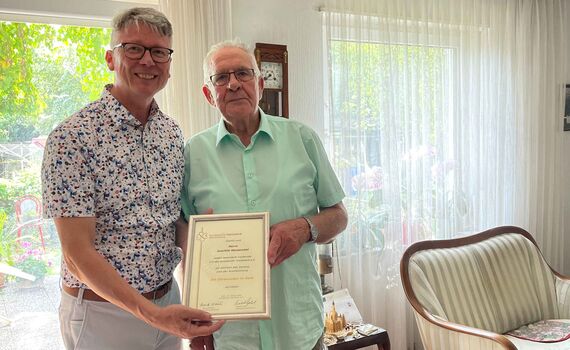 Joachim Hentzschel (re.) wurde für seine jahrzehntelange Unterstützung des BwSW von Bundesgeschäftsführer Norbert Bahl mit der Ehrennadel des BwSW in Gold ausgezeichnet.