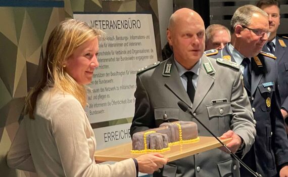Die Parlamentarische Staatssekretärin Siemtje Möller übergibt dem Leiter des neuen Veteranenbüros, Oberstleutnant Michael Krause, den symbolischen Schlüssel.