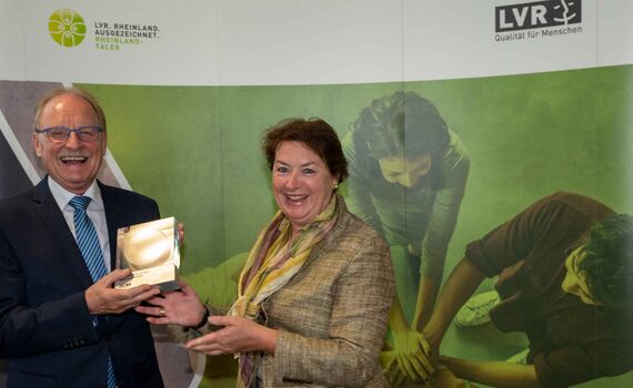 Anne Henk-Hollstein, Vorsitzende der Landschaftsversammlung Rheinland, überreichte Peter Dormanns die Auszeichnung. 