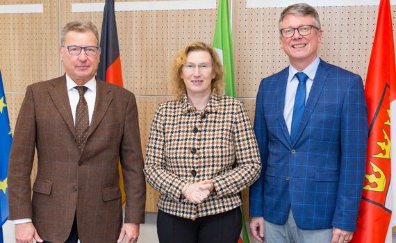 Bernd Krämer (li.) und Norbert Bahl bedankten sich bei der Präsidentin des BAPersBw Sabine Grohmann für die große und nachhaltige Unterstützung in den letzten Monaten.