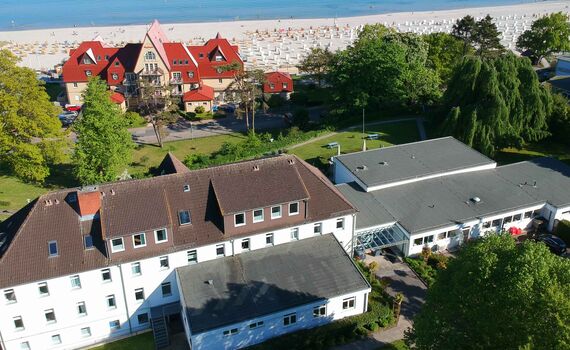Wie hier im Haus Seeburg in Grömitz an der Ostsee sind im Reisezeitraum 22. Juni bis 9. September 2023 in vielen anderen BwSW-Ferienanlagen noch freie Kapazitäten verfügbar. 
