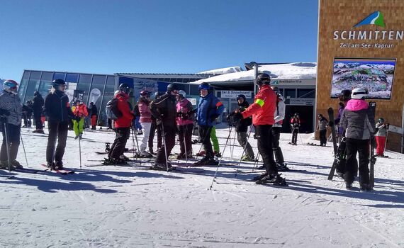 Eine Gruppe von Skifahrenden auf der Schmittenhöhe 