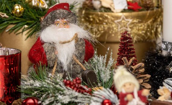 Selbstgebasteltes wie dieser Weihnachtsmann lockte zahlreiche Gäste zum Adventsbasar auf die Bonner Hardthöhe. 