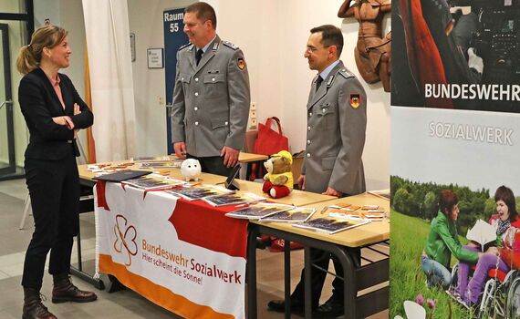 Oberstleutnant Lutz Arnoldt (m.) und Hauptmann Viktor Steinle informieren Staatssekretärin Siemtje Möller über Neuigkeiten im BwSW.