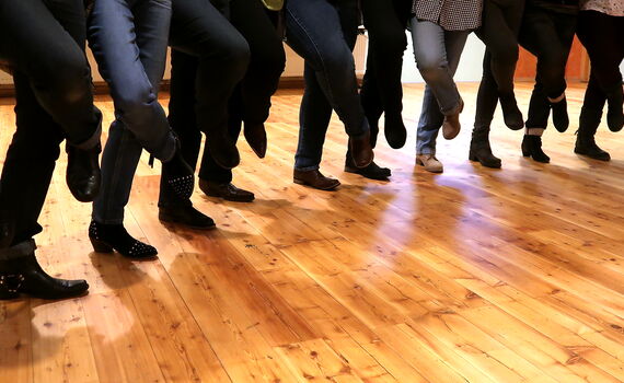 Line Dance für Einsteiger - In Reihen und Linien vor- und nebeneinander tanzen
