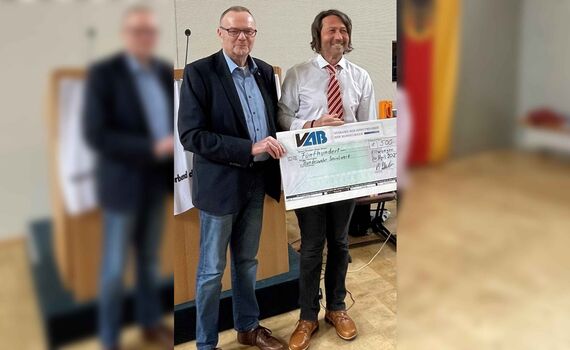 Bereichsvorsitzender Bernd Schneider (li.) übergibt den symbolischen Spendenscheck an BwSW-Regionalstellenleiter Ellwangen Torsten Schäufele.