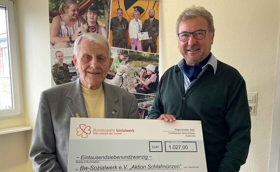 Große Freude bei der Übergabe des symbolischen Spendenschecks von Gerhard Reich (li.) an den Bundesvorsitzenden des BwSW, Bernd Krämer. 