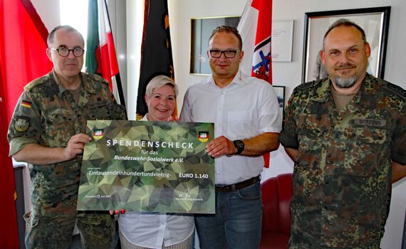 Brigadegeneral Dieter Meyerhoff, Kerstin Wahler, Christoph Weniger und Oberstabsfeldwebel Frank Gotzens (v.li.) freuen sich über den Spendenscheck für die „Sorgenkinder“. 
