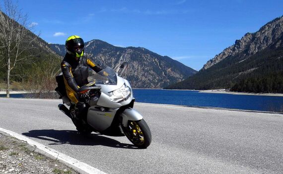 Erkunden Sie auf Ihrem Motorrad in einer Gruppe Gleichgesinnter den Gardasee.