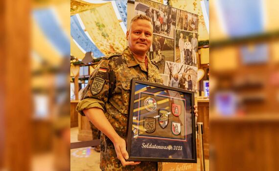 Stabsbootsmann Björn Schwarze mit einer Sammlung von Patches des Soldatenwasens. |